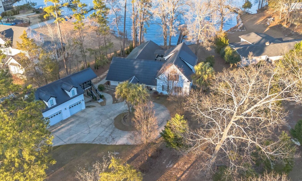Gilbert House | 4BR - 4BA - 15ft Outdoor Bar - Kayaks & SUPs Included
