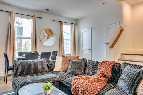 Mountain Island House | 4BR Townhouse King Bed Garage Northlake
