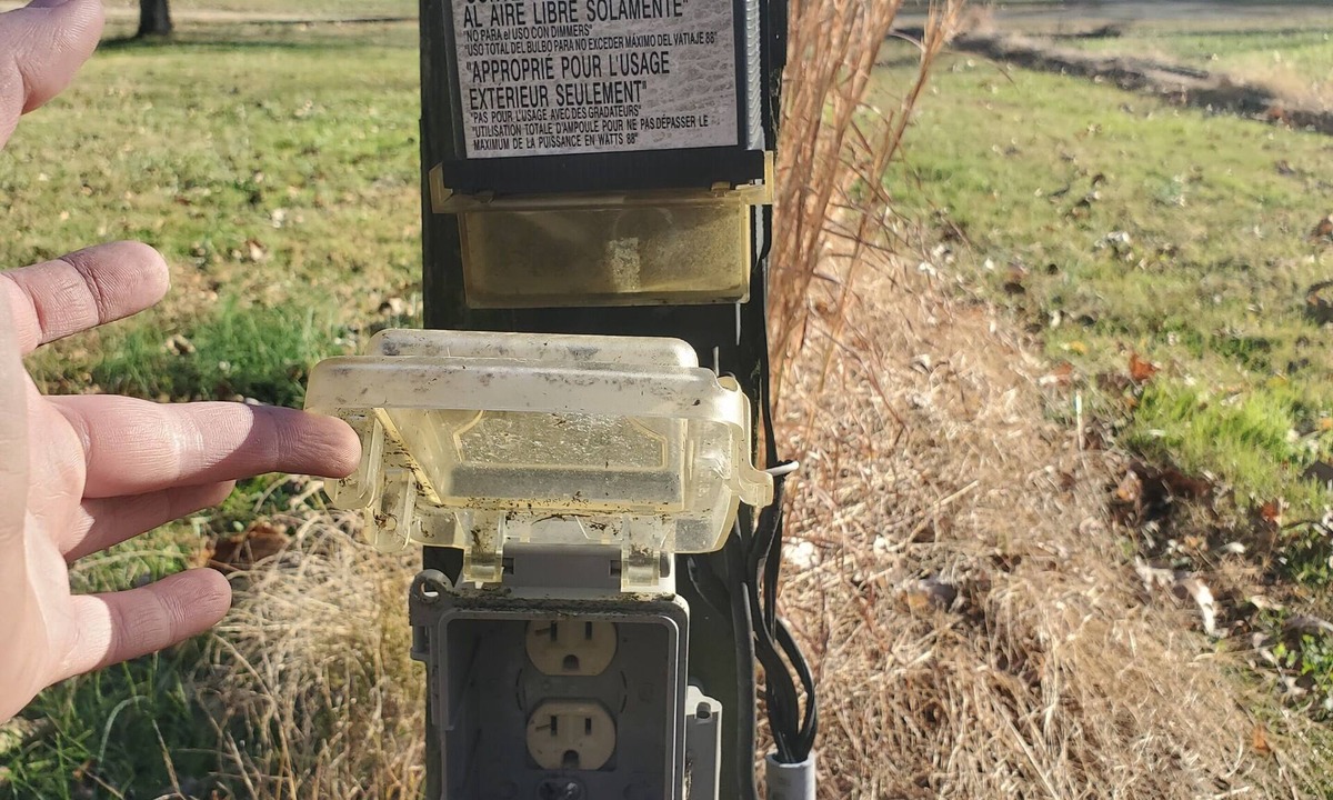 Ironton RV Rental | 5 electric camper hookups on a beautiful private lake.