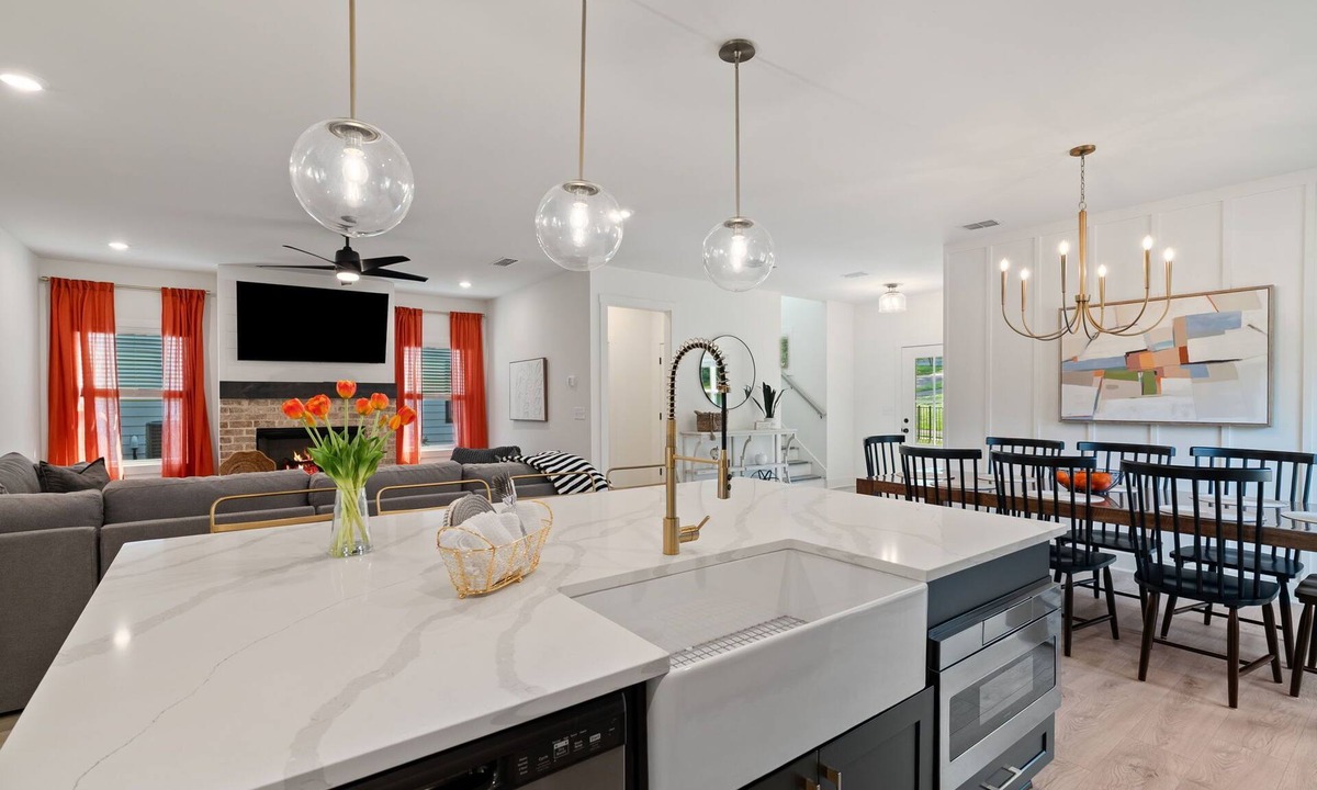 Emerson House | 5 MIN to LAKEPOINT! Sleeps 14. New 4 Bdrms/3.5 Bths w/Office. Owner Managed.