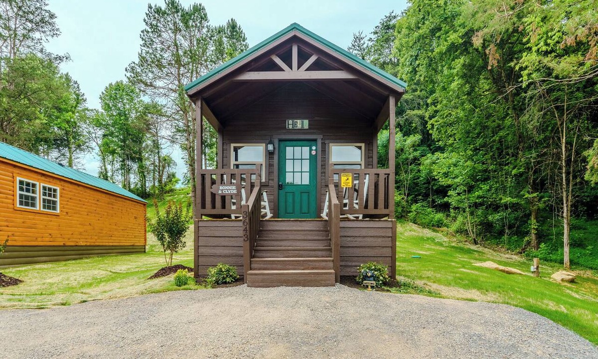 Kodak Cabin | 5 Minutes from Buc-ee's - Bonnie & Clyde Cabin