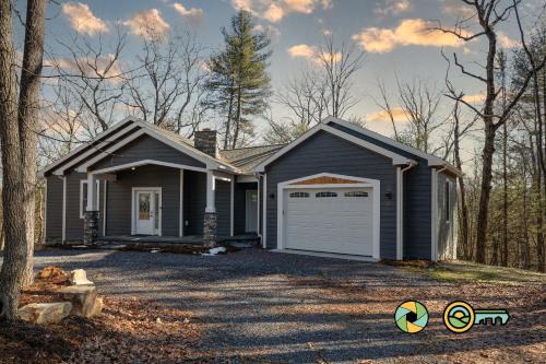 Mount Jackson House | 516 Basswood Lane: Ridgeline Retreat