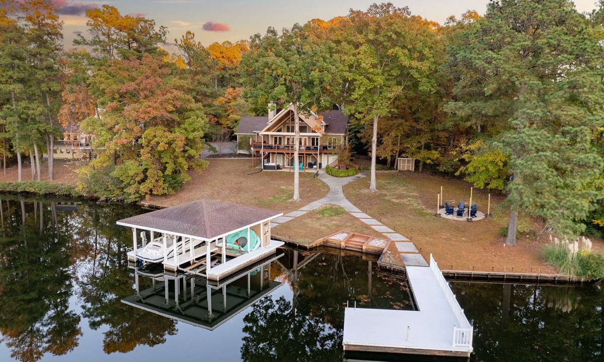 Henrico House | 5BR Lakefront, Docks, Game Room, Kayaks, Pet Friendly