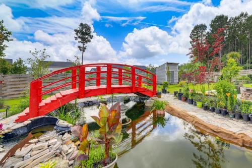 Piney Green House | 6 Mi to Camp Lejeune! Family Home w/Koi Pond