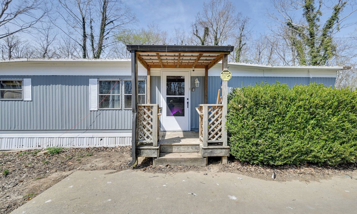 Radcliff House | 6 Mi to Fort Knox! Rural Family Home, Pets Welcome