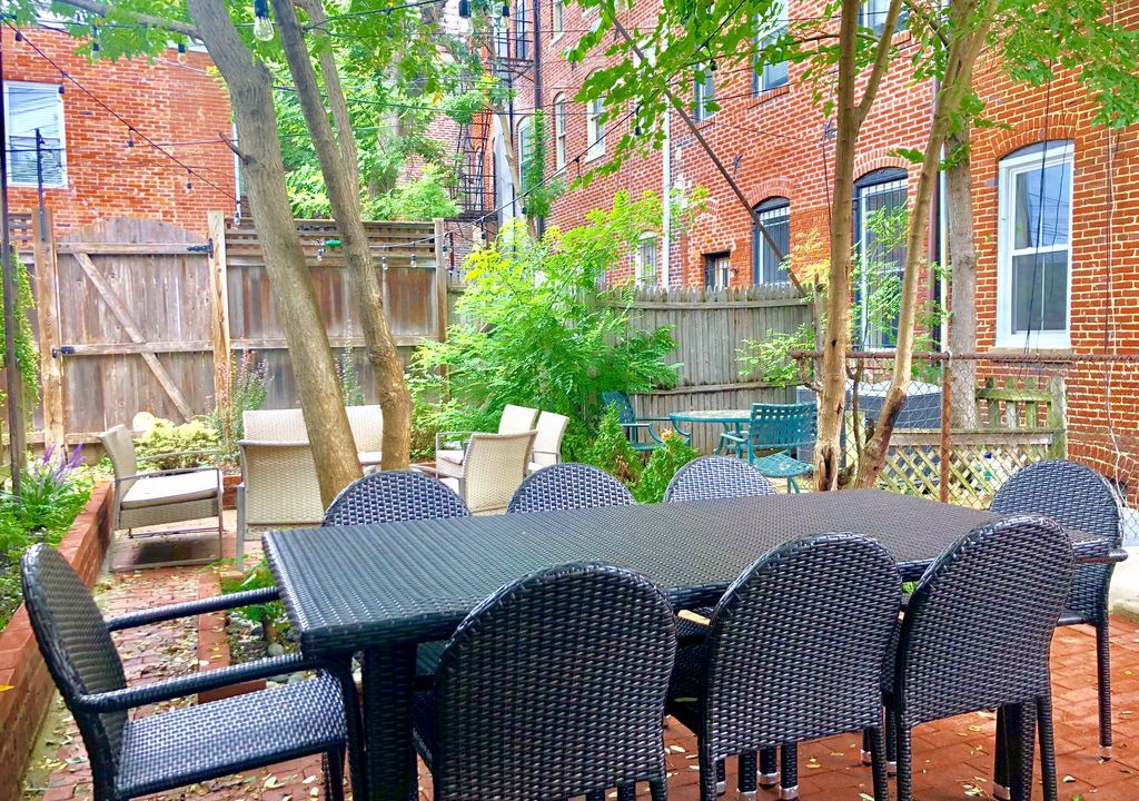 Shaw House | 6BD/3BA Convention Center Row House w/ Large Patio ~ Walk Everywhere ~ Sleeps 18