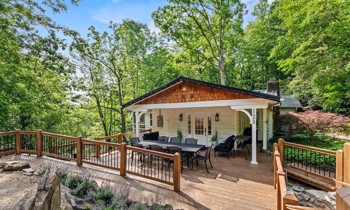 Hendersonville House | 7 BDR Retreat w Guest Houses Waterfall Trail