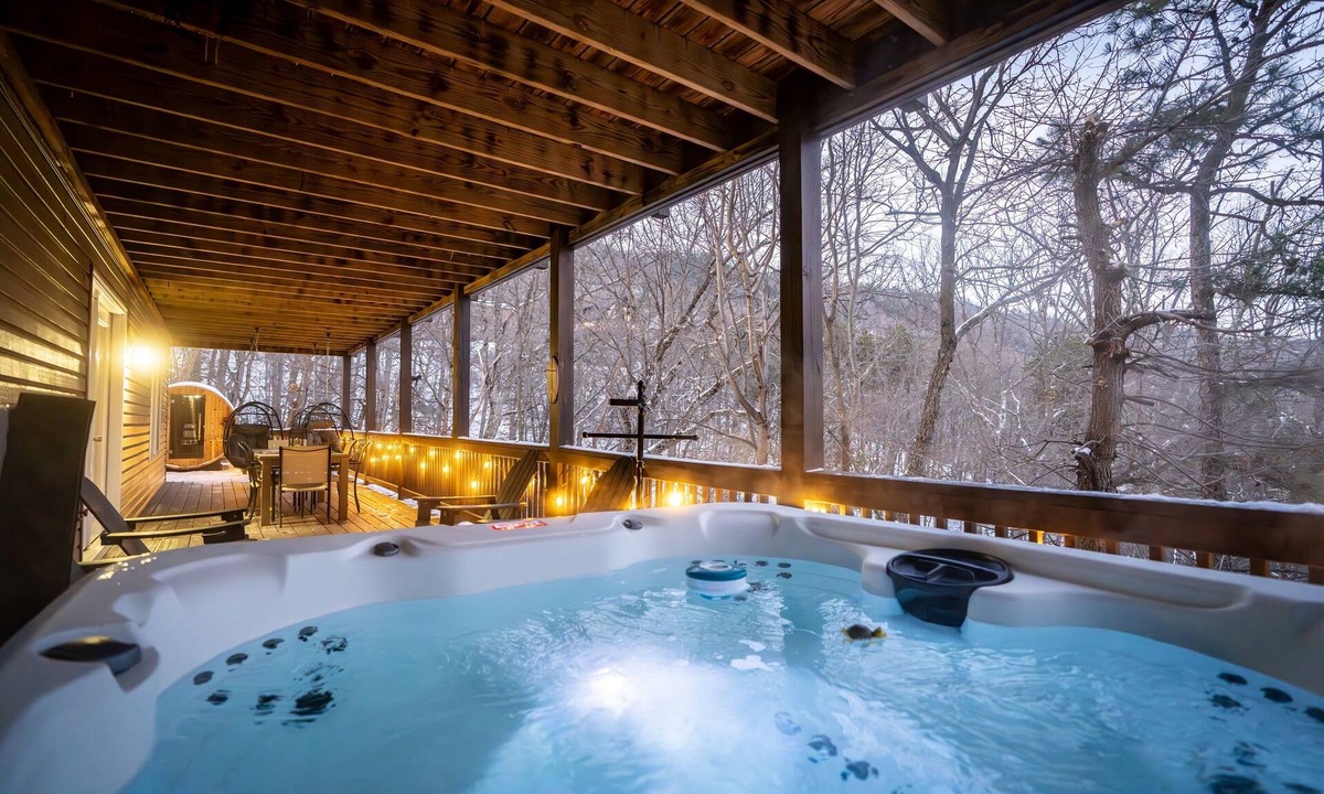 McGaheysville House | 7BR Resort Home-Sauna, Hot Tub, Arcade, Sleeps 18