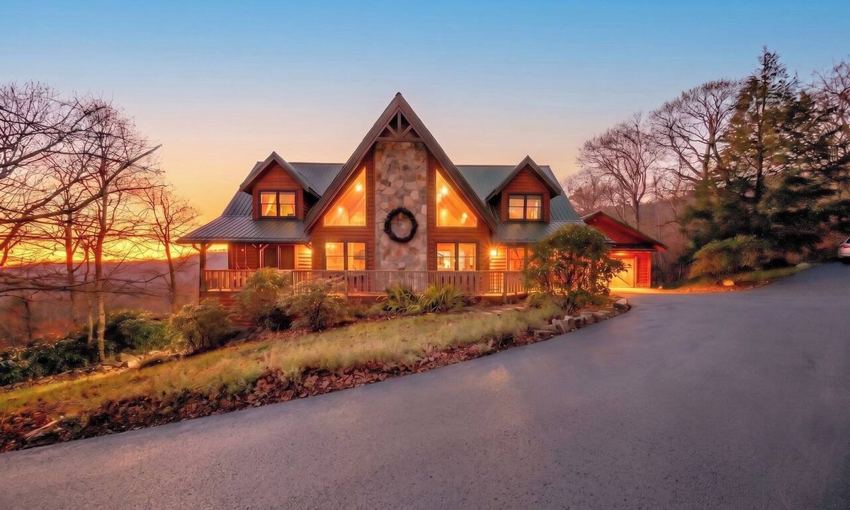 Sugar Mountain Cabin | 8 Bed, 5 Bath Luxury Lodge on 2+ Acres w/Ski Resort Shuttle- Sleeps 11