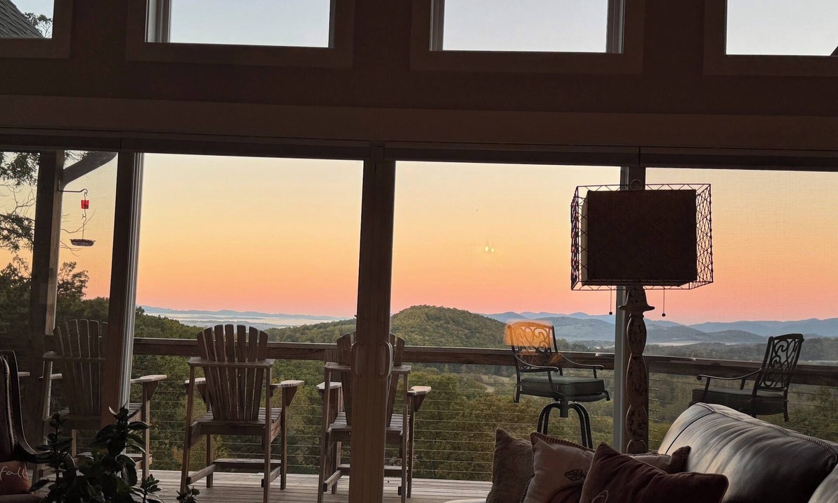 Lexington House | 8 miles from VMI,W&L, downtown, VIEWS of House Mountain. Gorgeous! Built in 2021