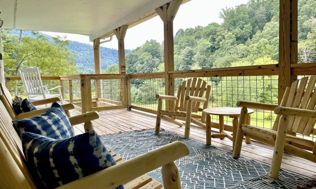 Wolf Laurel Cottage | A Design-Led Mountain Lodge ~ 4BR Retreat for Gathering ~ Firepit, Views, Stars