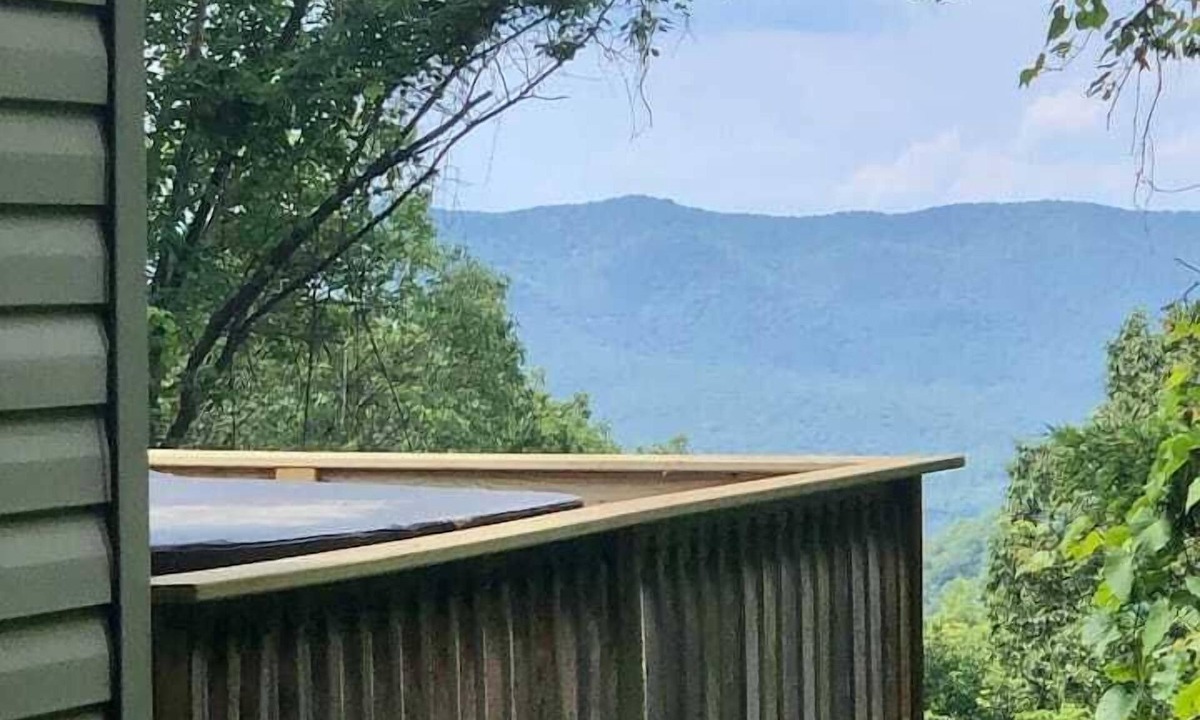 Rileyville House | A-Frame Cabin near Luray Hot Tub, Loft & Mountain Views Sleeps 4