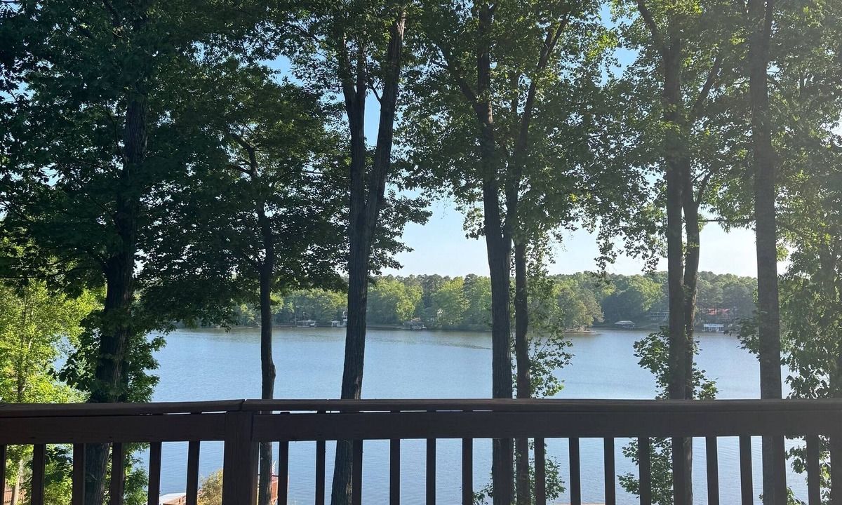 Bracey House | A Ward Winning Views Fabulous 5-bedroom house on Lake Gaston - Great Creek