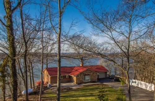 Ingles House | Abigail's Lake View
