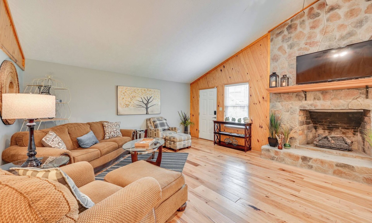 Leitchfield House | Access to Rough River Lake! Family Home w/Deck
