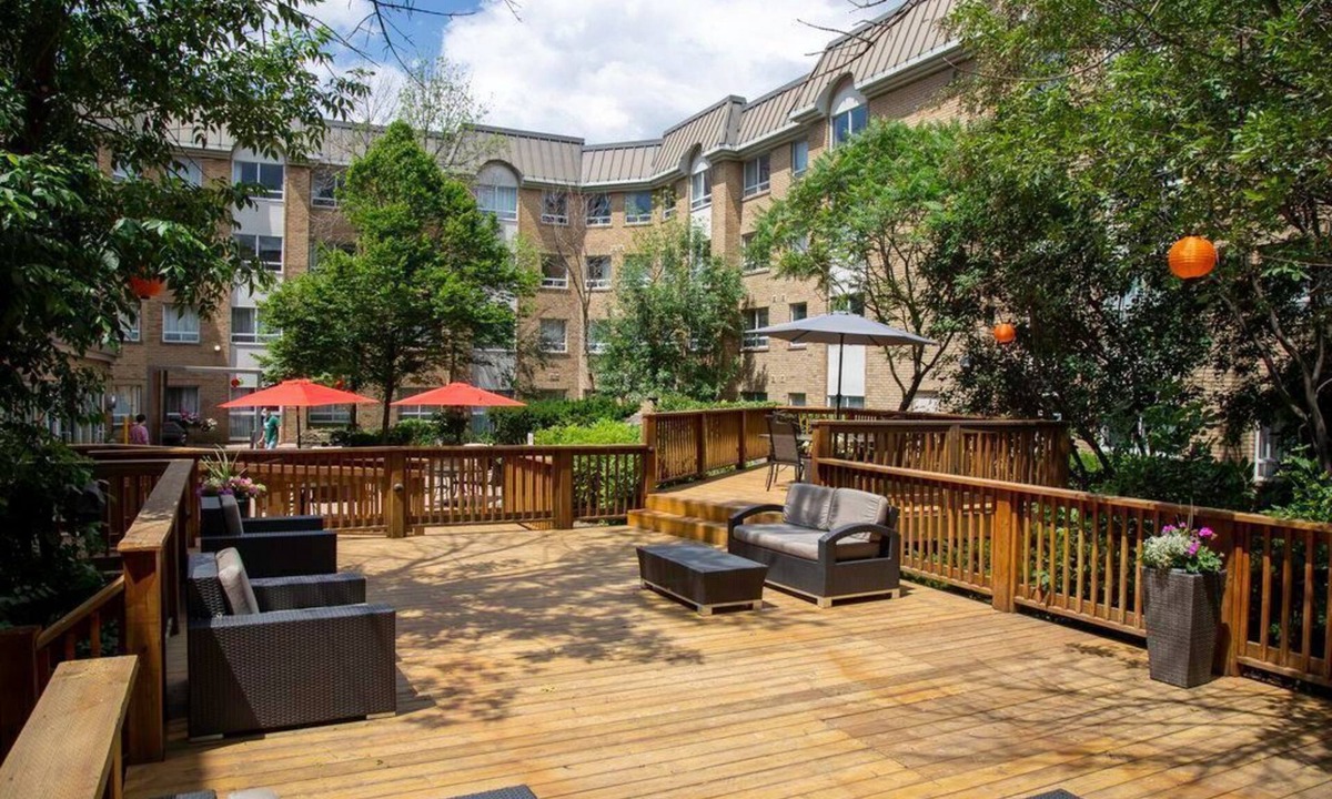 Vaughan Apartment | Accessible King Studio w/Sofa Bed + Kitchen