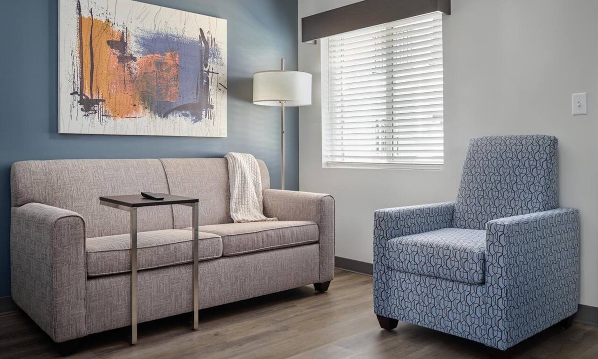 Jeffersonville - Clarksville Hotel | Accommodation Perfect for Family with Dogs | Free Parking + BBQ Facility