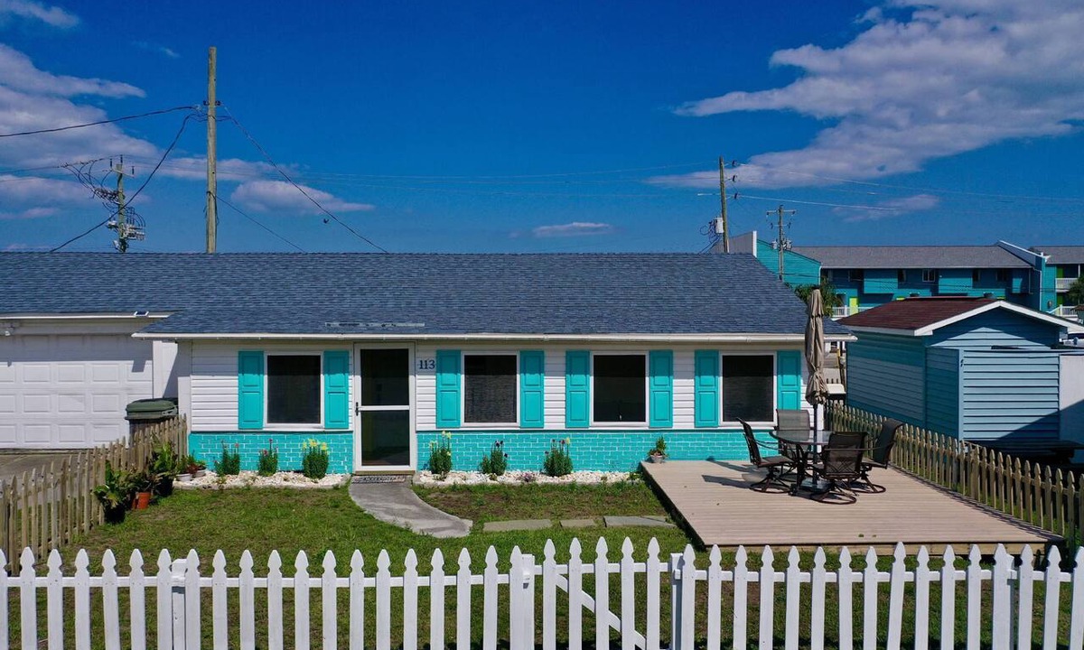 Kure Beach Apartment | Adorable Beach Cottage,1 Block from Beach + Kure Beach Pier, Dog Friendly with Fence