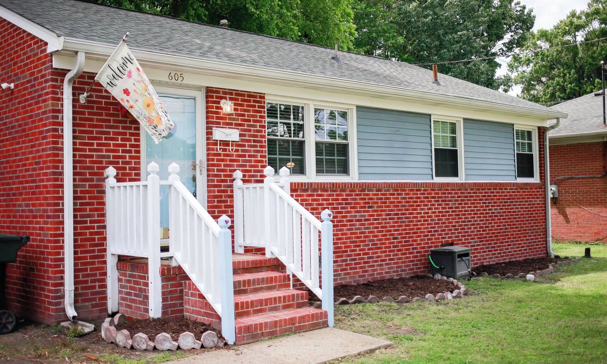 Hampton House | Adorable pet-friendly fenced home in Hampton! Welcome to Redheart Cottage <3