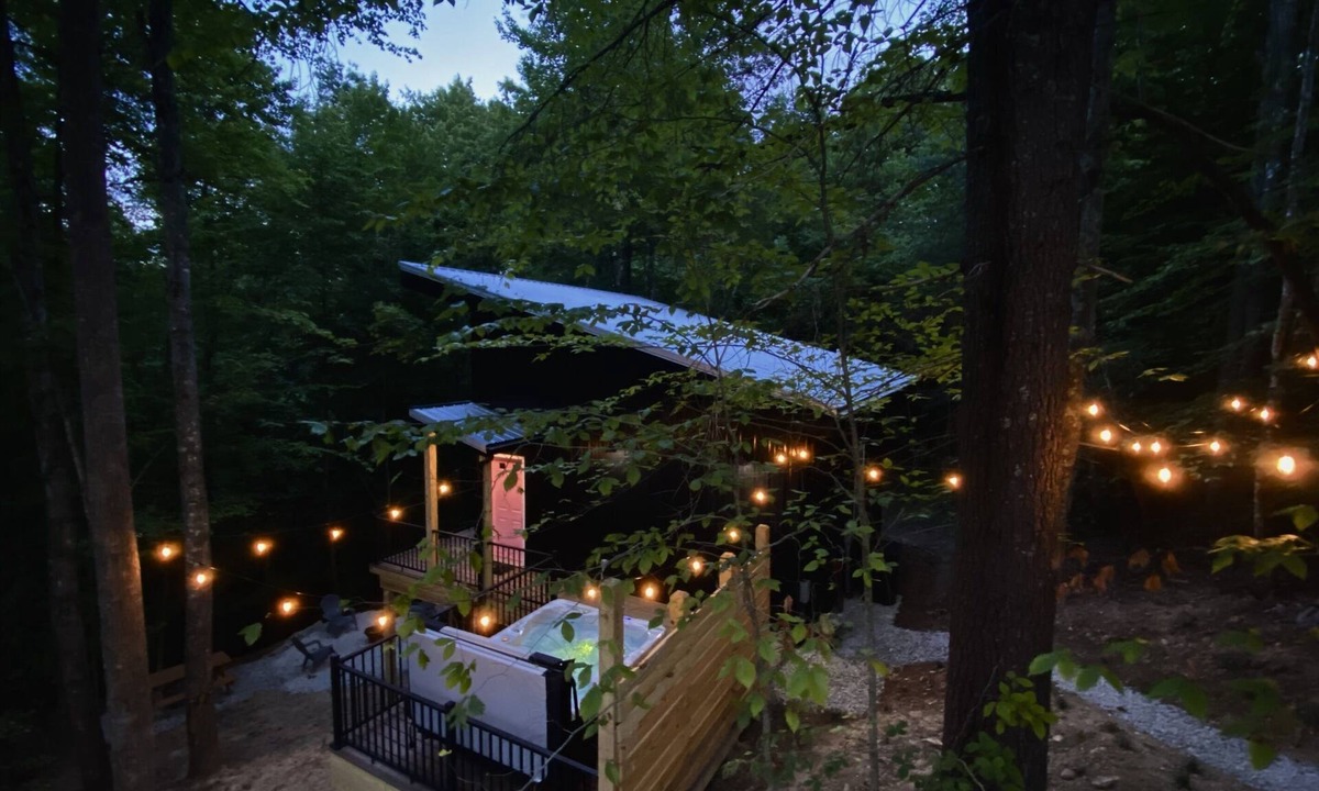 Rogers House | Aesthetic RRG Cabin | Hot Tub |Girl's Trip Approved