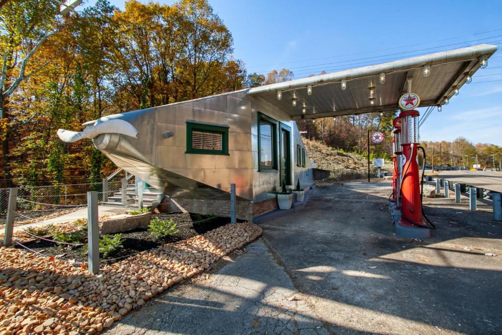 Knoxville House | Airplane Filling Station -Unique Stay in Knoxville