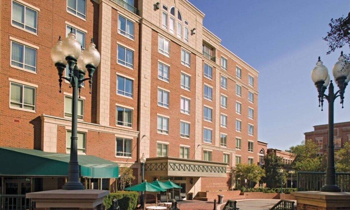 Old Town West Condo | Alexandria | Couples Capital Stay | Gym + WiFi