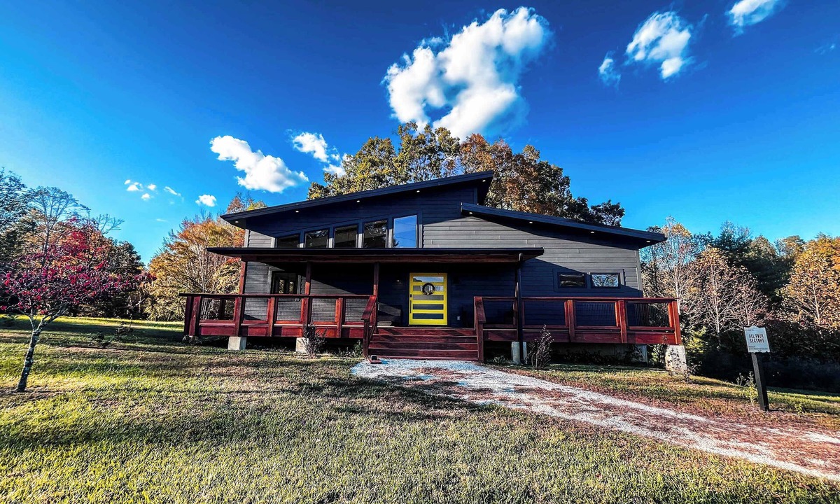 Rogers House | All Four Seasons Cabin - RRG - King Beds - Hot Tub - Just 3 Min From The Gorge Underground!