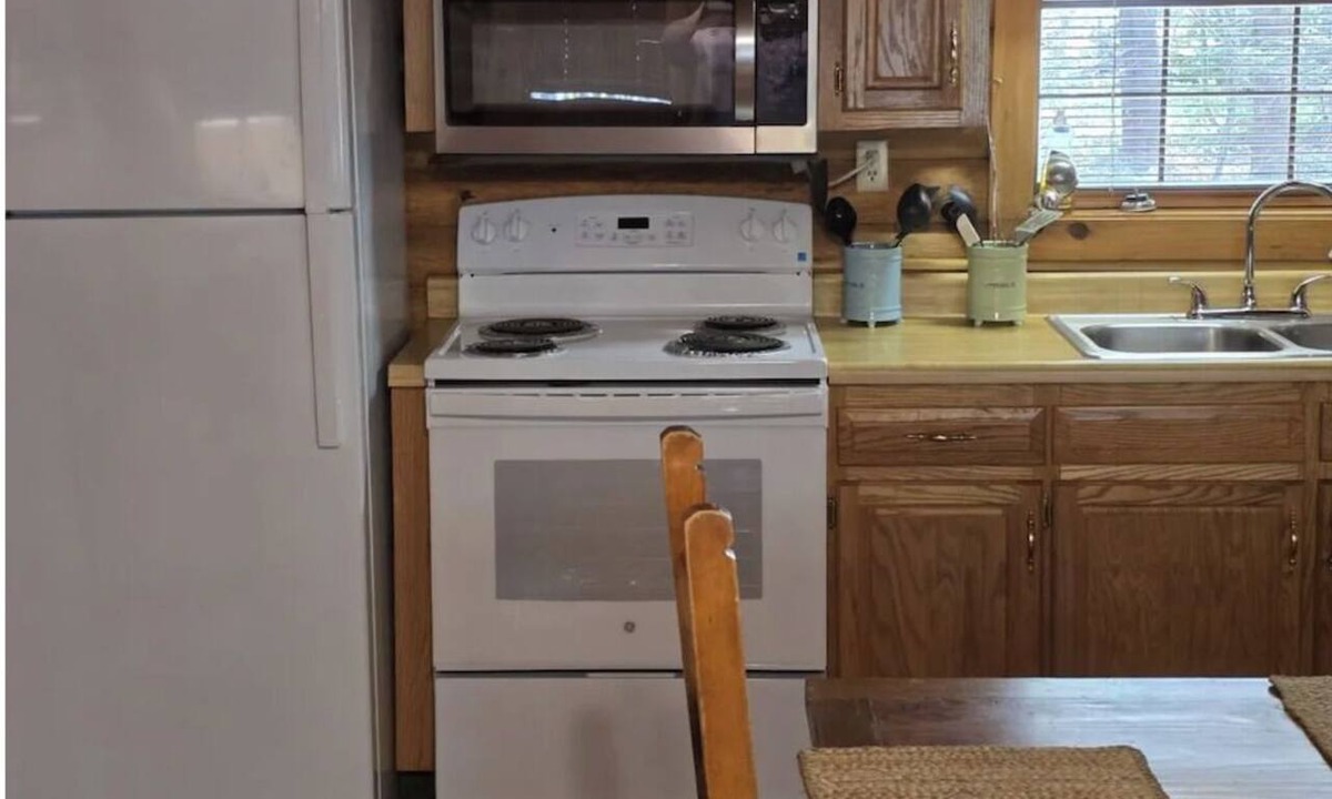 Oneida Cabin | Amazing 3-bedroom cabin with 10 stall barn and turn-out. Horse lovers' dream!