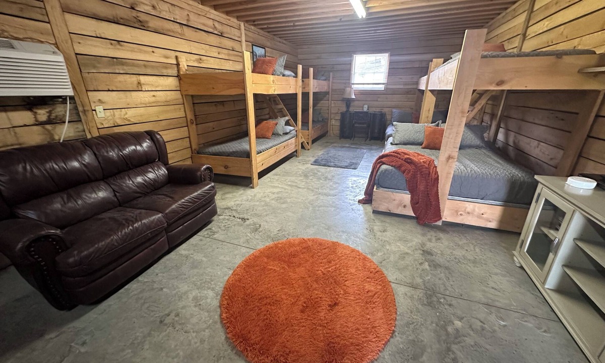 Winona Cabin | Amazing Bunkhouse. Sleeps up to 10. Access to Brimstone. Pets. Multiple Hot Tubs