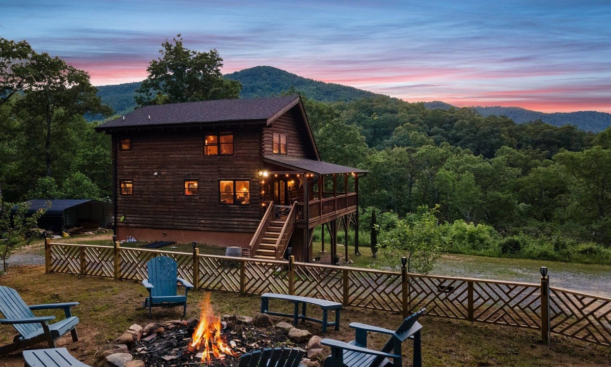 Fairview Cabin | Antler Falls Log Cabin-Hot Tub/Mountain view/Arcade/Treehouse/Theatre/Firepit