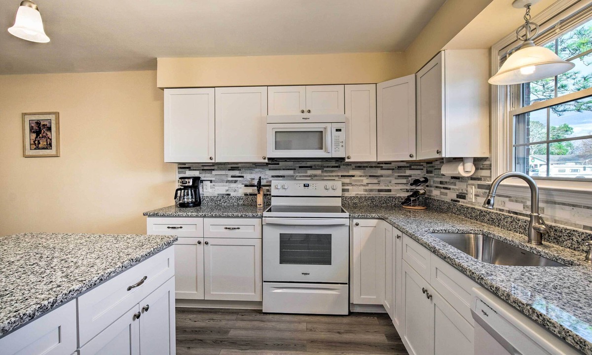 Wilmington House | ‘Apache Trail’ Home - 3 Mi to Masonboro Island!