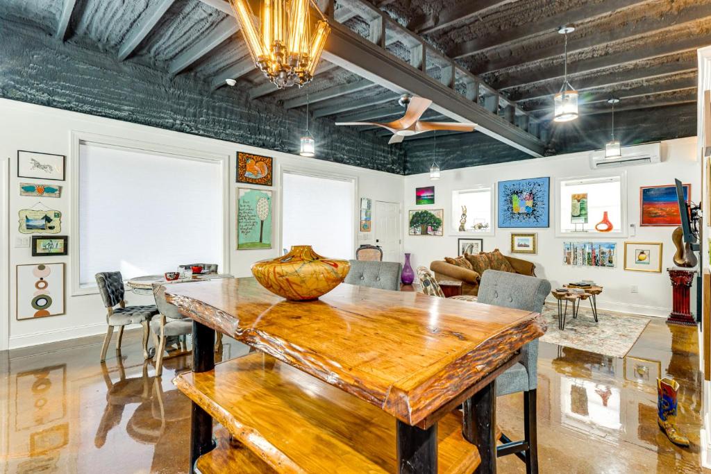 Murphy House | 'ArBoCo' Downtown Murphy House w/Courtyard!