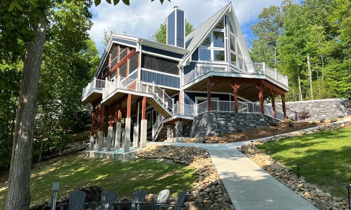 Big Creek House | August 14-21 , HUGE screened porch, 2story dock,kayaks, cornhole Deep water COVE