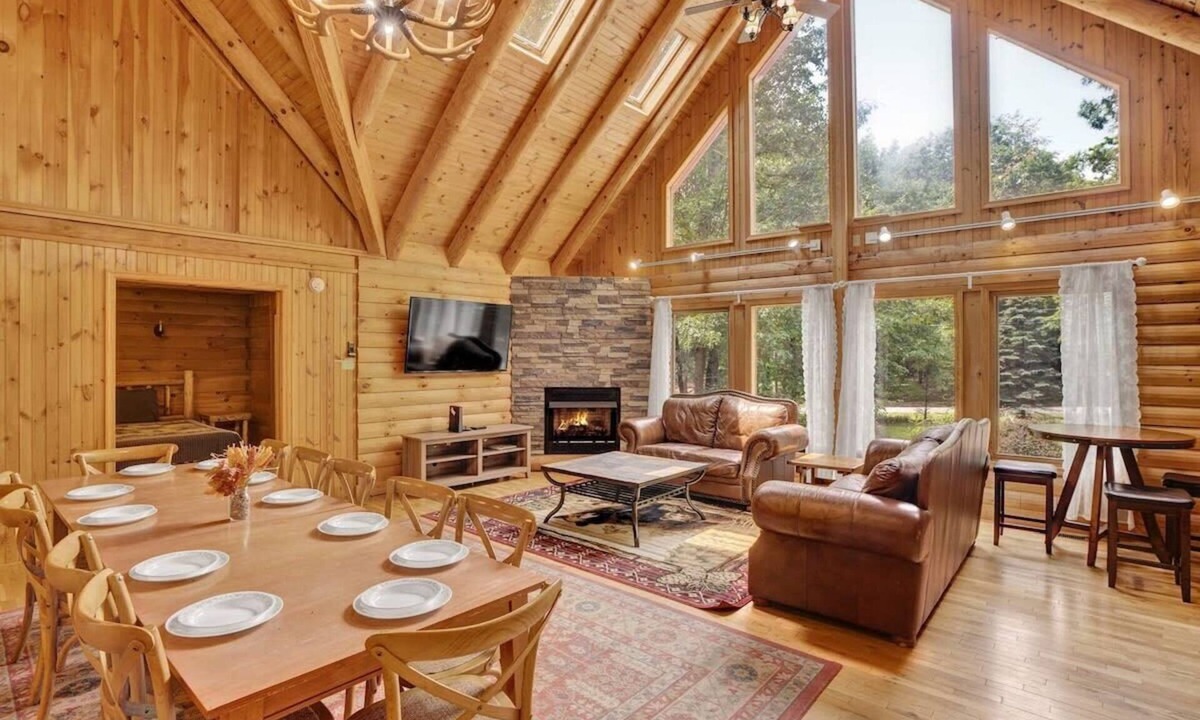 Briar Crest Woods Cabin | Authentic Pocono Log Cabin | Hot Tub | Lake Access