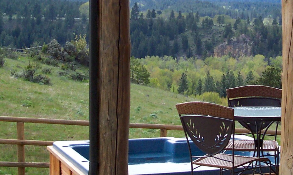 Grantsdale Cabin | Authentic Quaint Log Cabin w/Stellar Views & Hot Tub