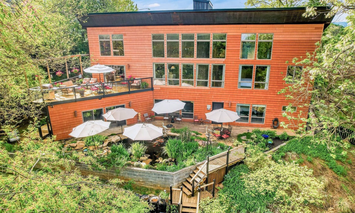 Abingdon House | Available - Rythmn & Roots, In-Town, Group Getaway