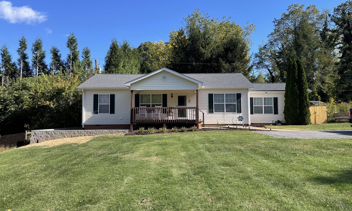 Avery Creek House | Avery's Creek - 4 Bedroom, 3 Bath Full House Rental with Deck & Hot Tub