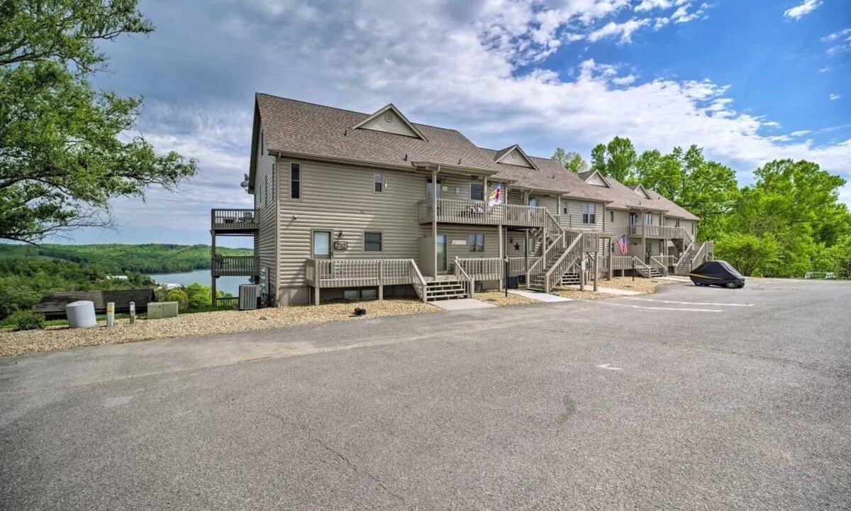 La Follette Condo | Awesome views of Norris Lake & the Greens at Deerfield from this lakeview condos