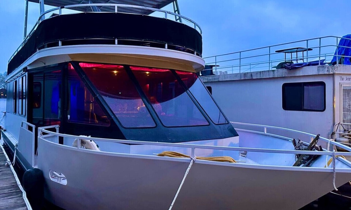 La Crosse Boat Rental | b3 Couples Therapy Yacht