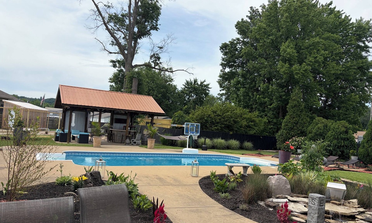 Hillview House | Backyard Paradise