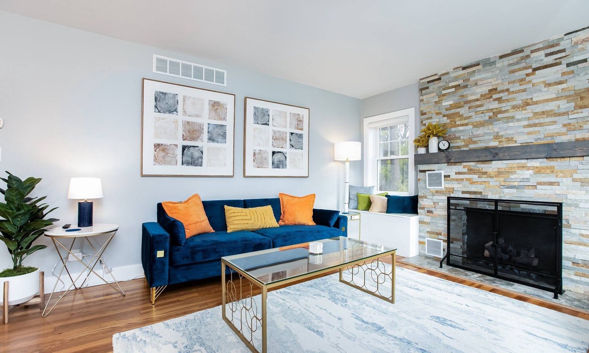 South Bend House | Backyard Vibes-Walk to ND-Dogs Welcome-BBall Hoop-Fire Pit-Sleeps 12-2024 Reno
