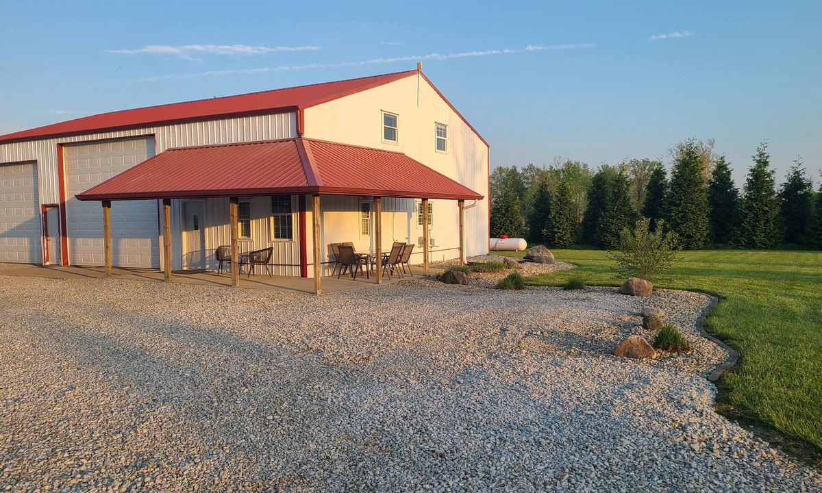 Sheridan House | Barndominium Retreat – 8 Min to Grand Park + Big Outdoor Space