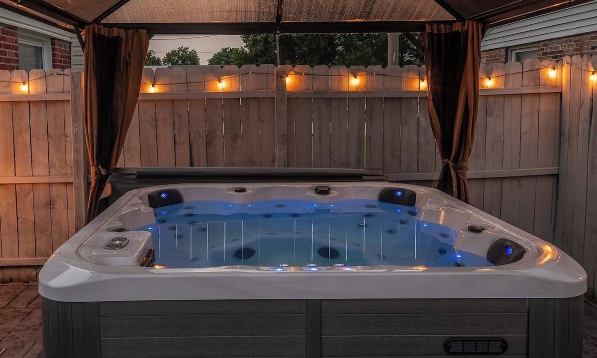Buckroe Beach House | Baybreeze @ Buckroe -hot tub, sauna, game rm. 5bd