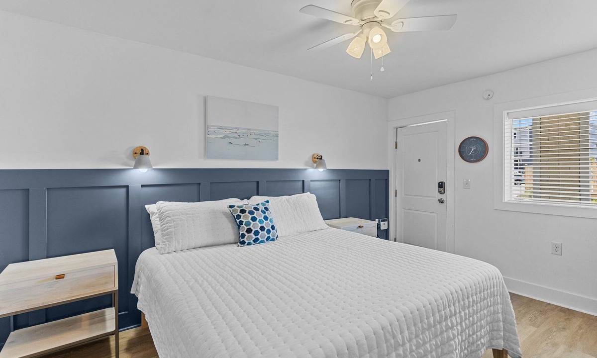 Yaupon Beach Hotel | Beach House OKI - Standard King Room - in hotel on Oak Island, North Carolina