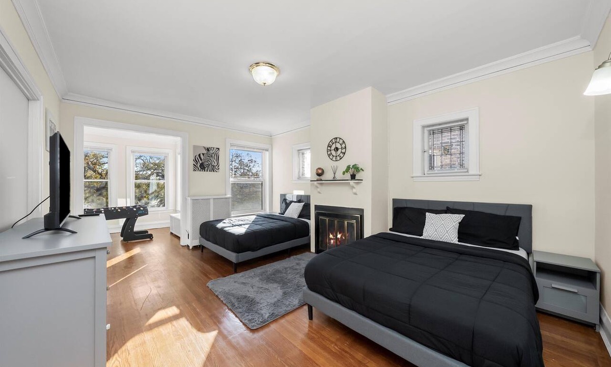 Rogers Park Apartment | Beach Side in the City - Chicago [Near NWU] [Near Red Line]
