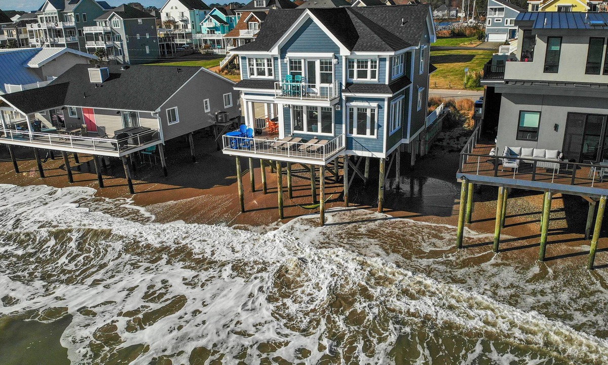 Hampton House | Beachfront 2 Dwellings, EV charger,25-30 mi to Busch gardens Jamestown VA Beach.