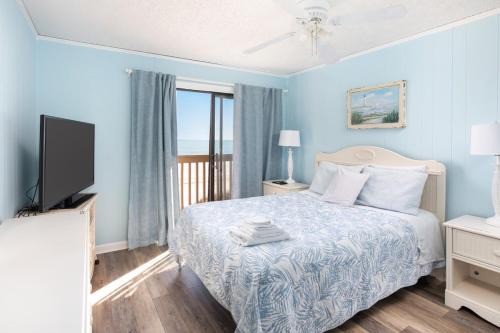 Crescent Beach Apartment | Beachfront at Crescent Villas- 3 Beds- Quiet Pool