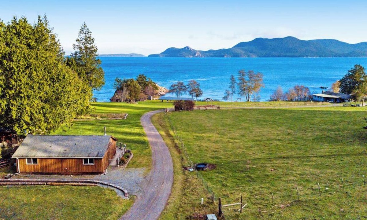 Olga House | Beachfront Cottage on Buoy Bay with Beach Access and Boat Moor