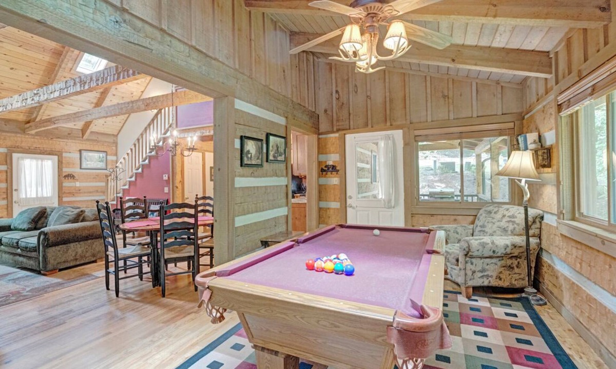 Seven Devils Cabin | Bear Den-Mountain Log Cabin, Wood Fireplace, Pool Table, Gas Grill