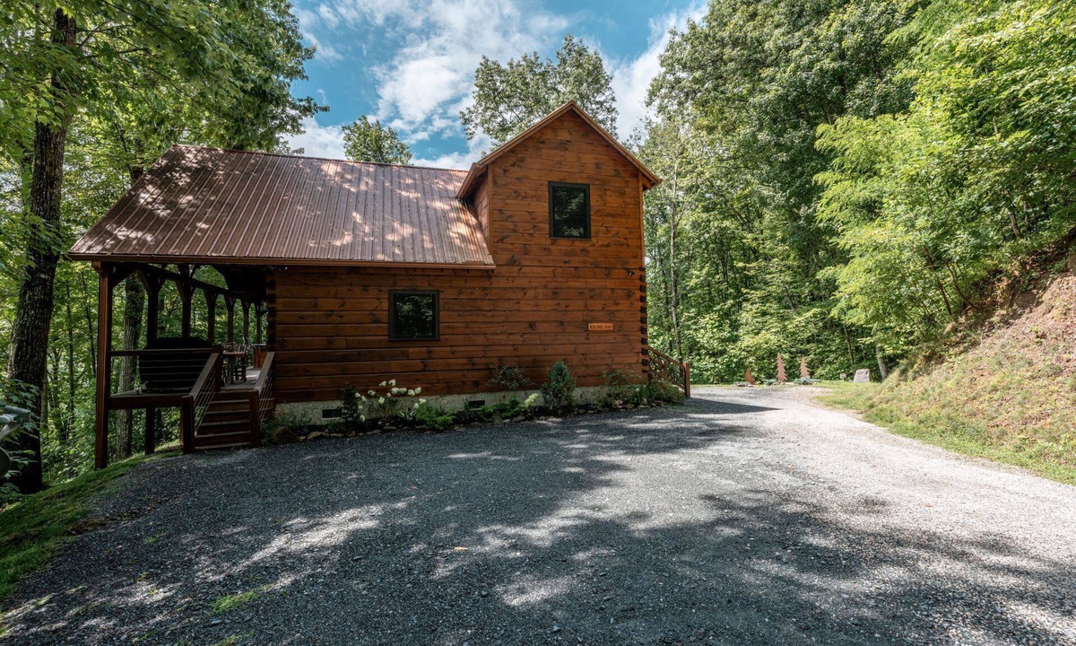 Topton Cabin | Bear Foot Lodge-Luxury Log Cabin, Long Range Mountain Views, High Speed Internet in Nantahala NC